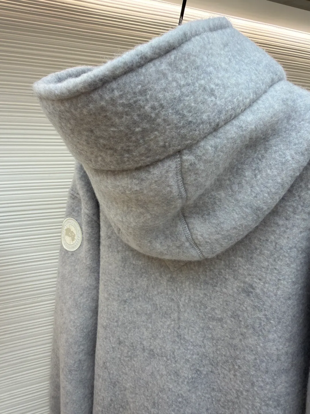P770 Canada Goose Fleece Badge Hooded Jacket ●Original version: Purchased and developed by 6109 ●Item number: 1682016-C55 ●Fabric: wool fabric ●Technology: Fleece production ●Color: gray ●Type: Fitted version ●Weight: about 1000 grams ●Size: S-M-L-XL ●Description: A wool fleece fabric blended with wool as the main body and a very small amount of spandex and polyester fibers. Wool is a core natural ingredient that provides unparalleled temperature regulation, antibacterial and anti-odor properties and a skin-friendly feel. The feeding of a small amount of spandex gives the fabric a certain degree of four-way elasticity, making it non-restrictive during daily activities. As the basis of fleece's structure, polyester fiber enhances the fabric's durability, wrinkle resistance and quick-drying properties. It contributes to the loft of the fleece and provides functions such as trapping air. The sleeves and hem adopt 2×2 ruffles. Its strong elasticity can closely fit wrists and waists of different thicknesses, forming an effective 'seal' to prevent cold wind from blowing back. It can still maintain its original shape after repeated stretching and use, and is not easy to loose and deform. And the ribbed cuffs can convey a sense of design and enhance the visual beauty. The combination of hood design and elastic buckle improves warmth and windproof performance when worn. The overall wiring is straight and delicate, the fabric is comfortable and soft, and the color is consistent without color difference. It can be matched with the same style to create a fashionable look and control various occasions. Customized accessories, complete with three standards, same style for men and women!